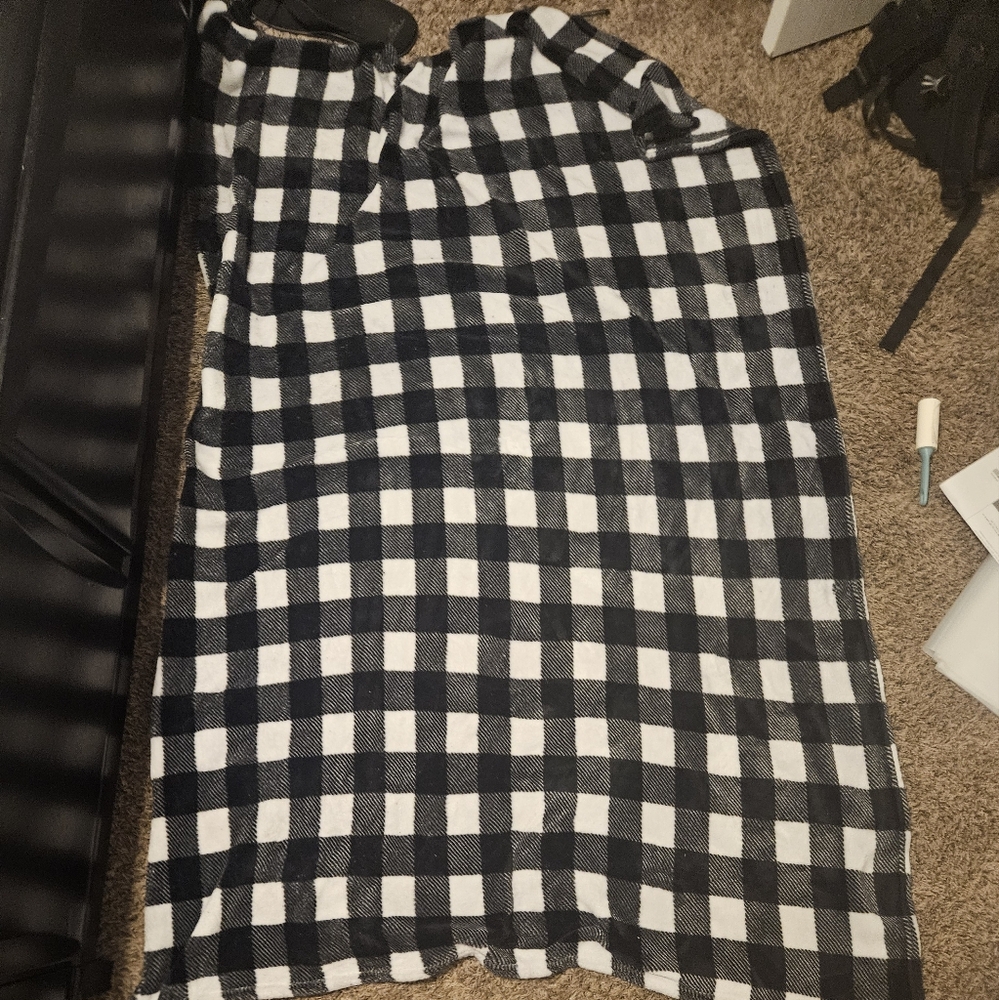 Benefited White and Black Checkerd 50x60 Inch Black Fleece Pre Owned